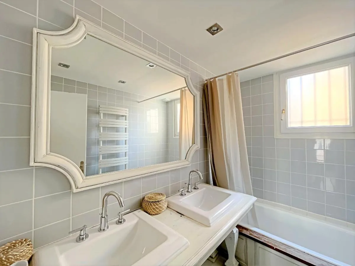 Image 2 of ARRIERE CROISETTE – APPARTEMENT MODERNE by ESTATES CANNES
