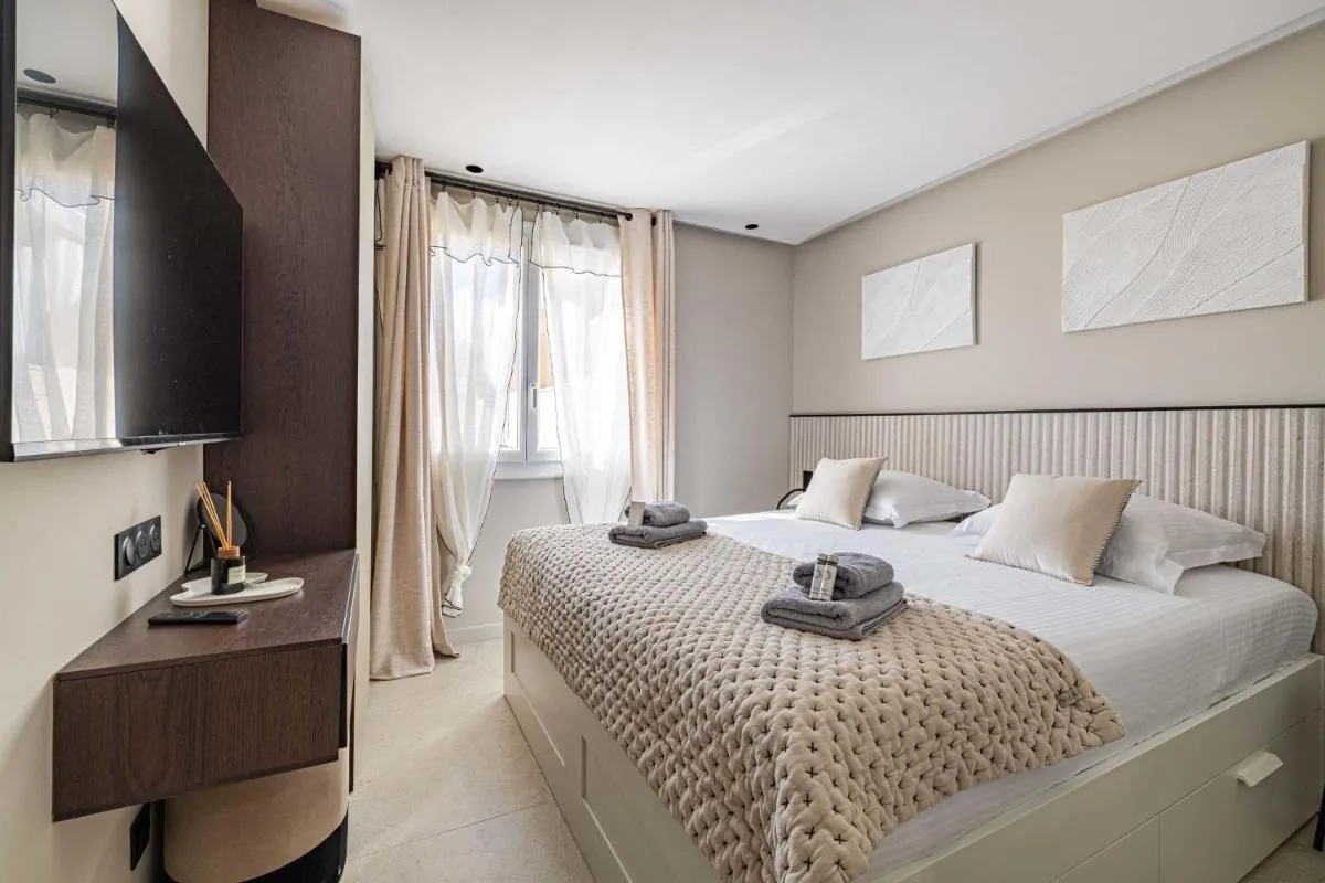 Image 6 of Amazing Haussmann style apartment – South-facing balcony – 2BR4p