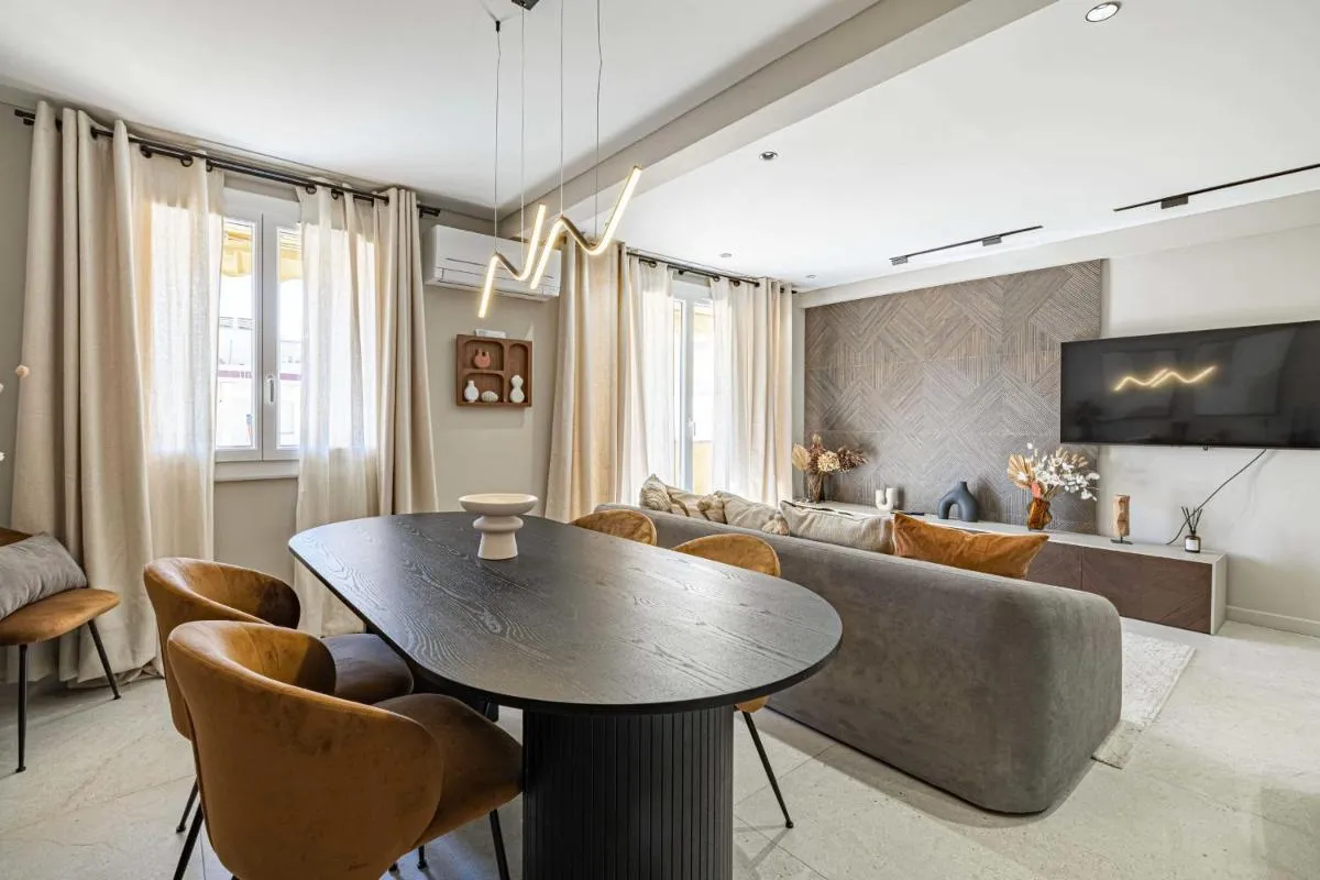 Image 2 of Amazing Haussmann style apartment – South-facing balcony – 2BR4p