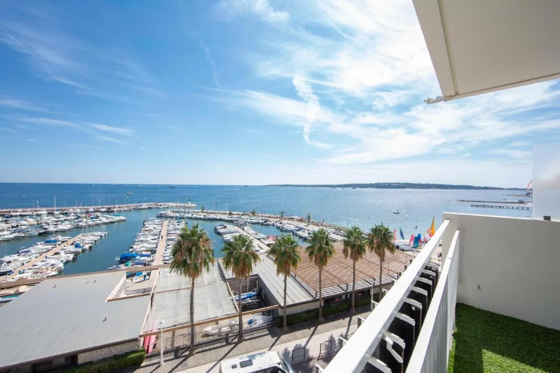 Image of Appartement 70 m2 face à la mer, dernier étage, au bord des plages