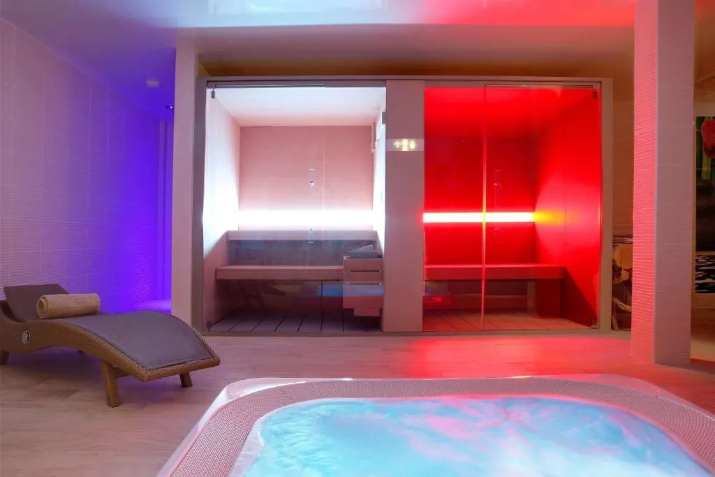 Image 3 of Best Western Premier Le Patio des Artistes Wellness Jacuzzi