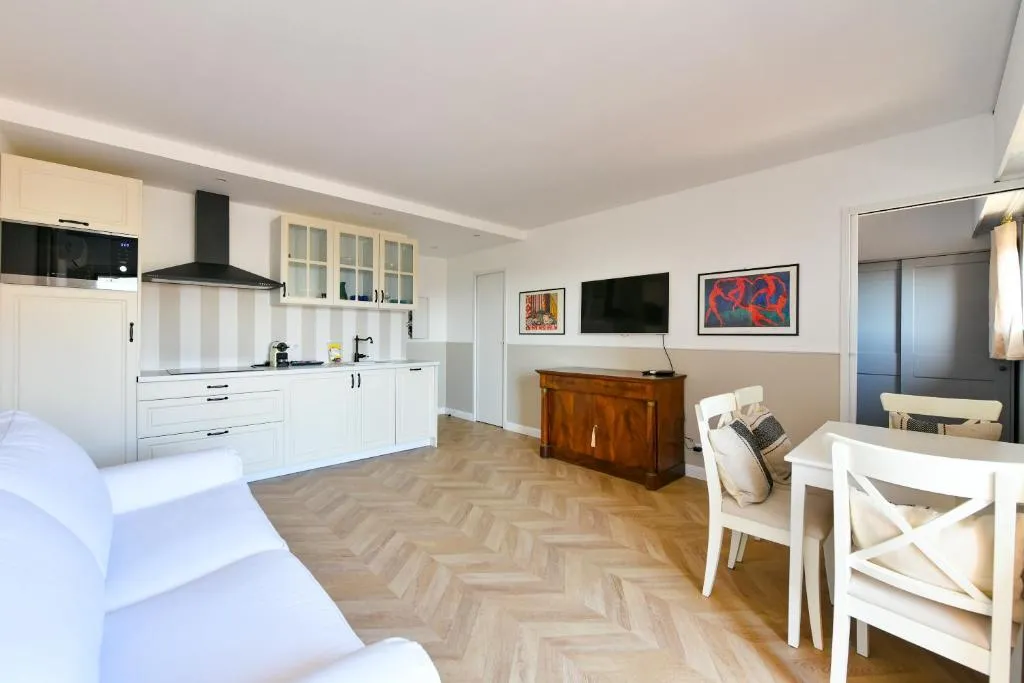 Image 2 of Charmant studio avec terrasse centre Cannes
