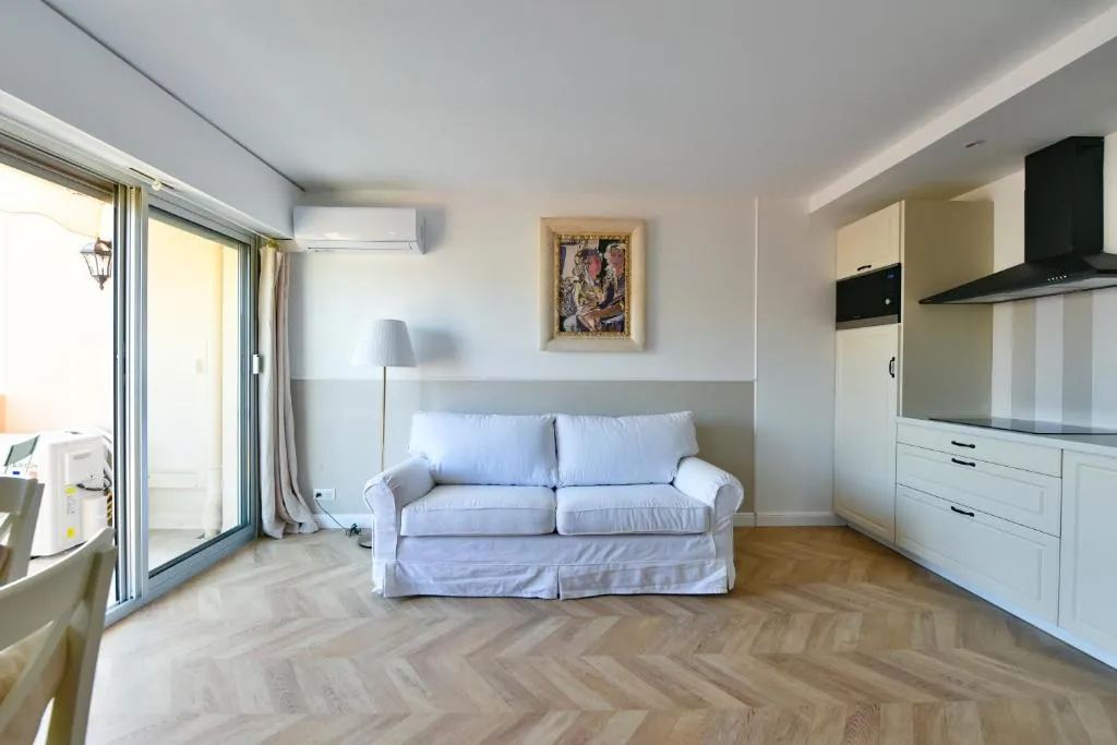 Image 3 of Charmant studio avec terrasse centre Cannes