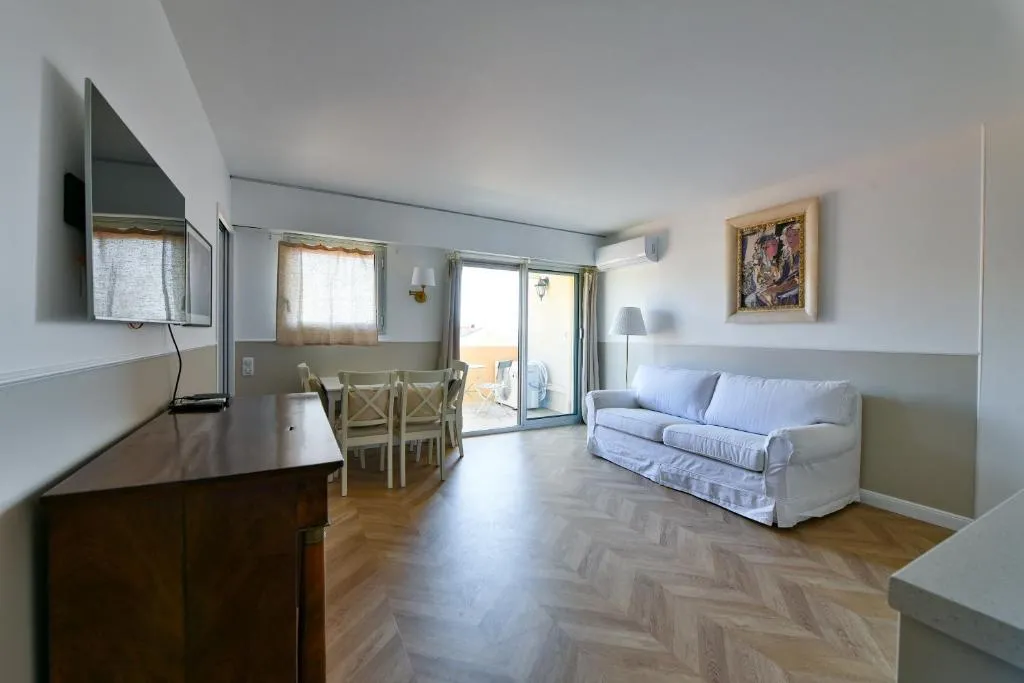 Image of Charmant studio avec terrasse centre Cannes
