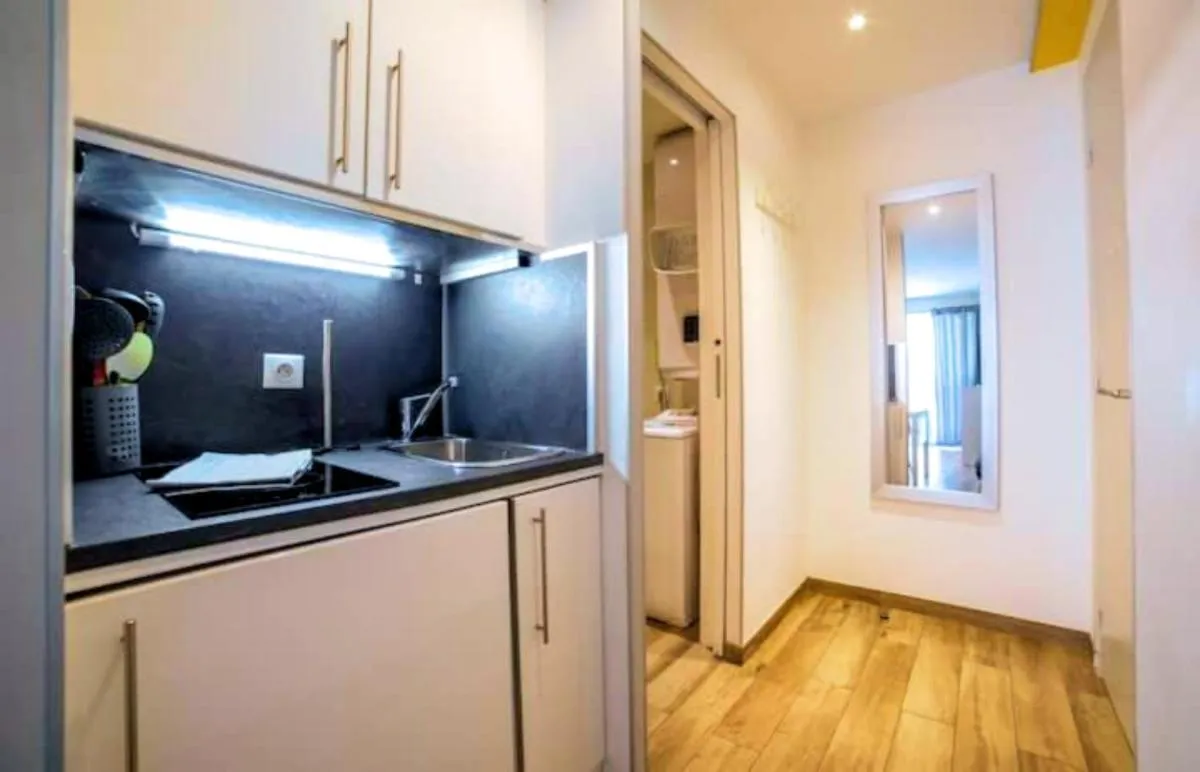 Image 2 of Cosy Center – Rue d’antibes – 200m plage- Clim – wifi – Unique