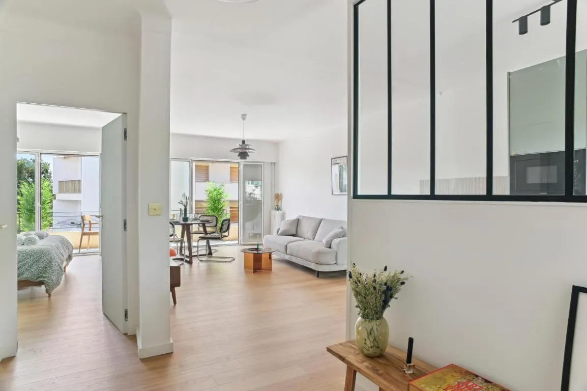 Image of Designer flat, luxurious, close from Palais, terrasse, private garage, Air Conditoning
