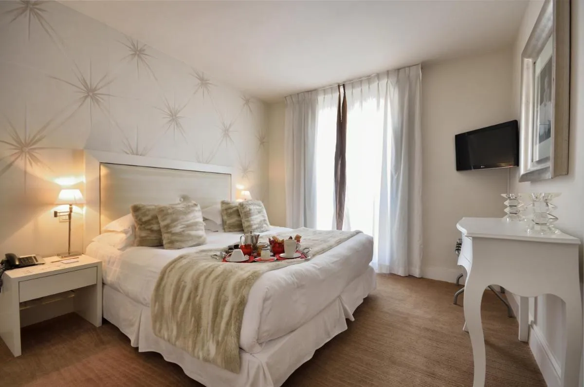 Image 6 of Hotel Renoir