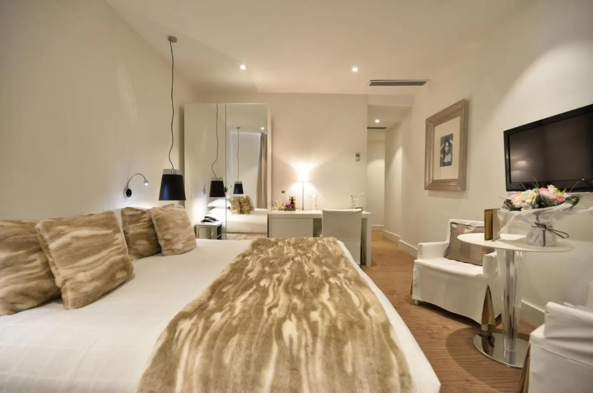 Image 1 of Hotel Renoir