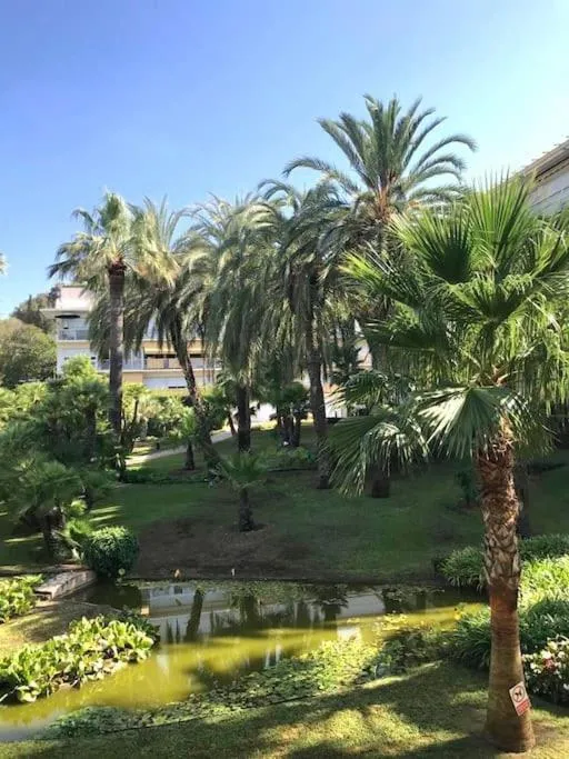 Image 5 of La Petite Suite