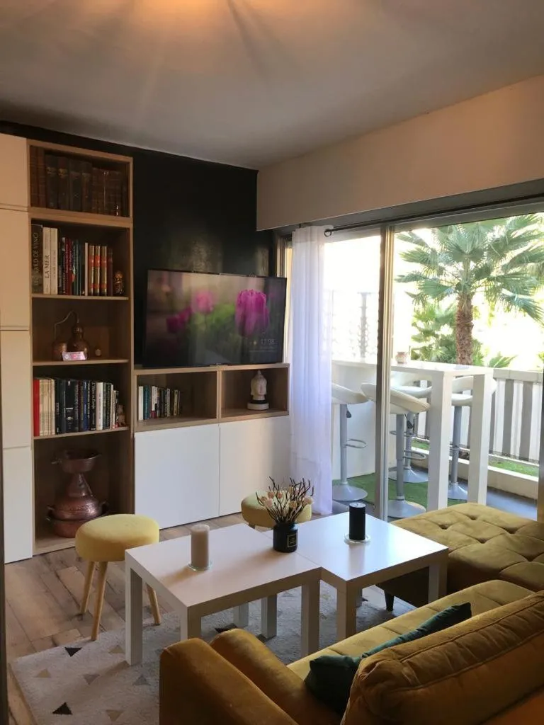 Image 4 of La Petite Suite
