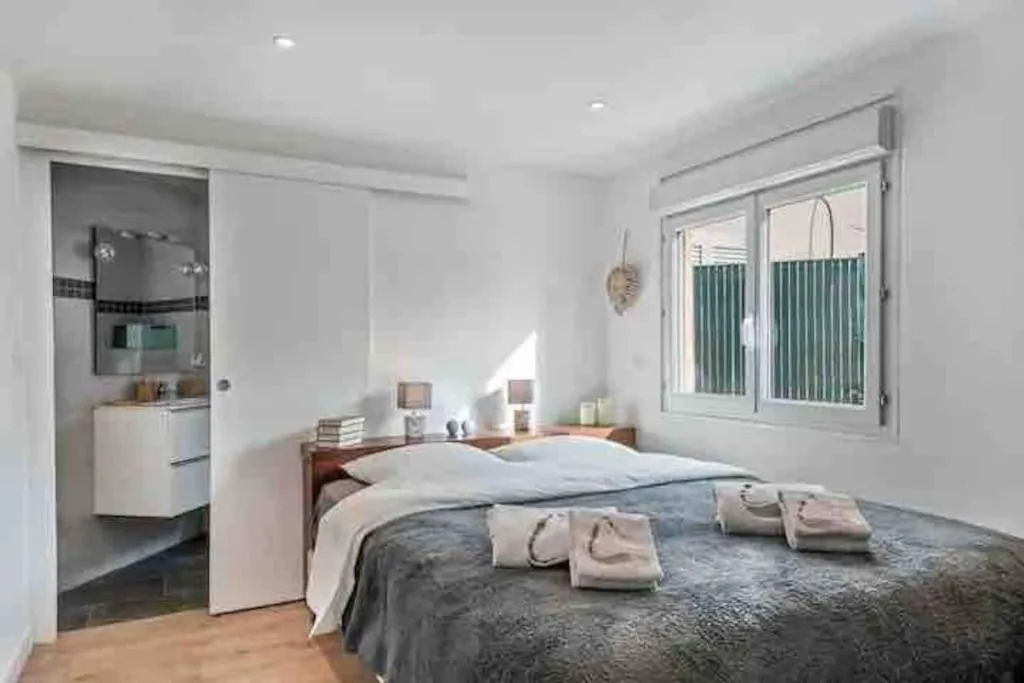 Image 1 of Maison de ville contemporaine avec jardin