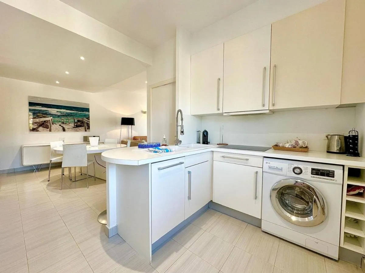 Image 3 of 2 Bedroom Sea View Gallia Centre Cannes parking