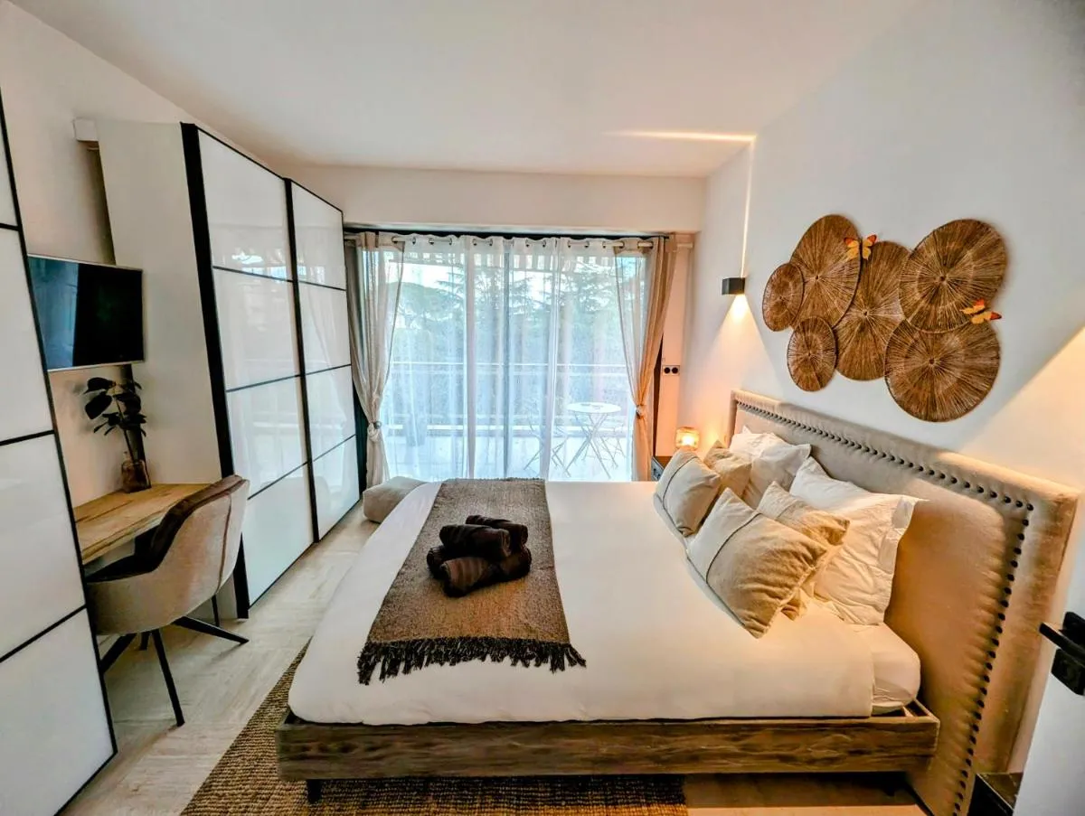 Image 1 of 2 bedrooms seafront