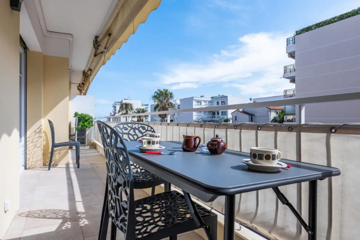 Image 1 of 2 bedrooms with terrace 100 metres from the sea