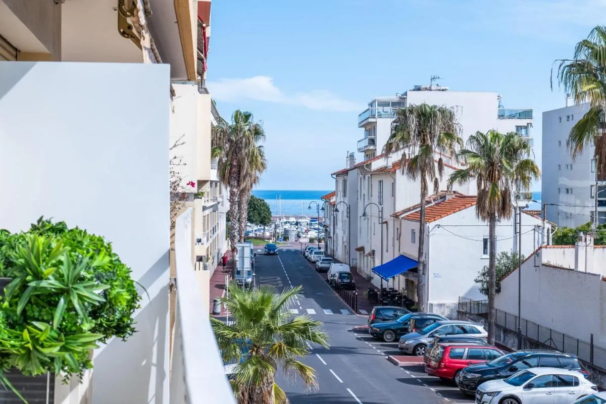Image 2 of 2 bedrooms with terrace 100 metres from the sea