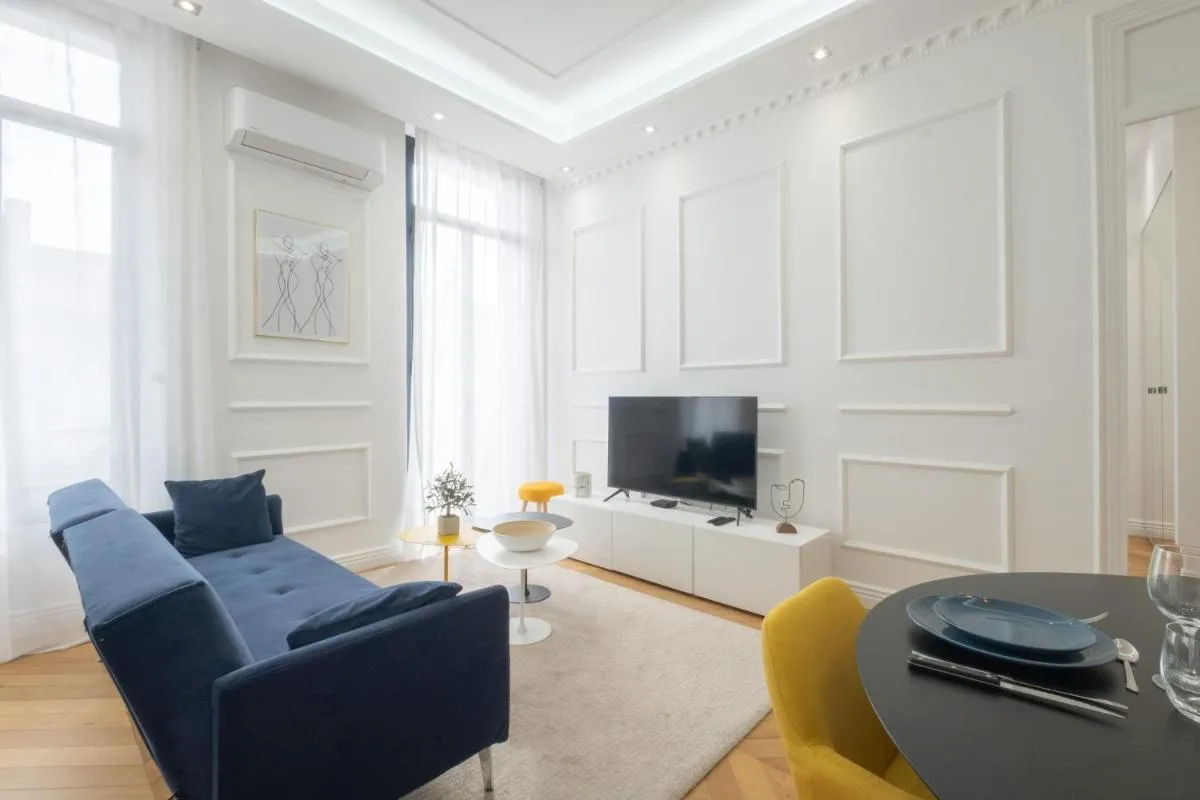 Image 4 of 3-Br Apartment in the heart of downtown