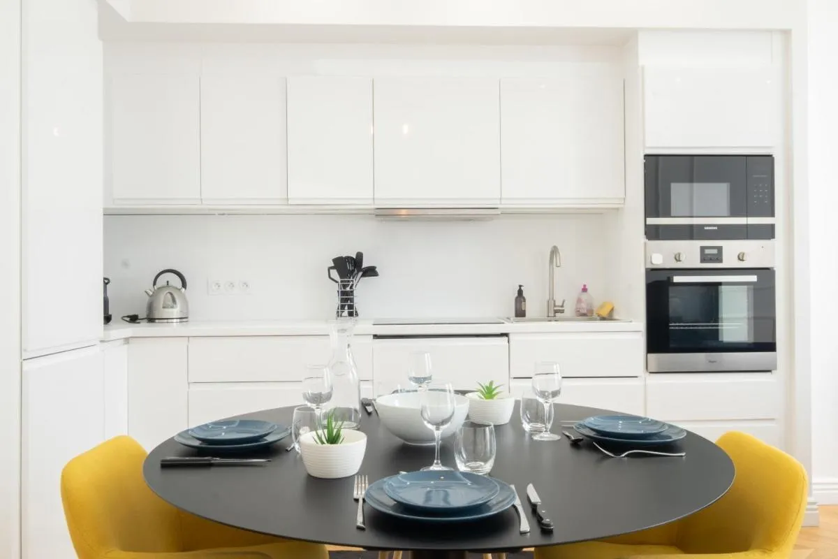 Image 2 of 3-Br Apartment in the heart of downtown