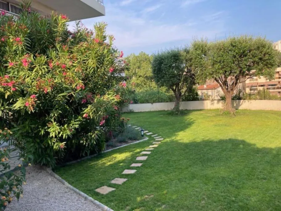 Image 1 of 3 Pièces avec grand Jardin