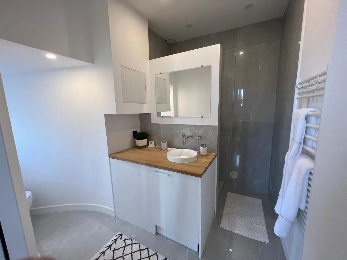 Image 5 of Appartement 33 m2 comme une junior suite – vue Port et Palais des festivals