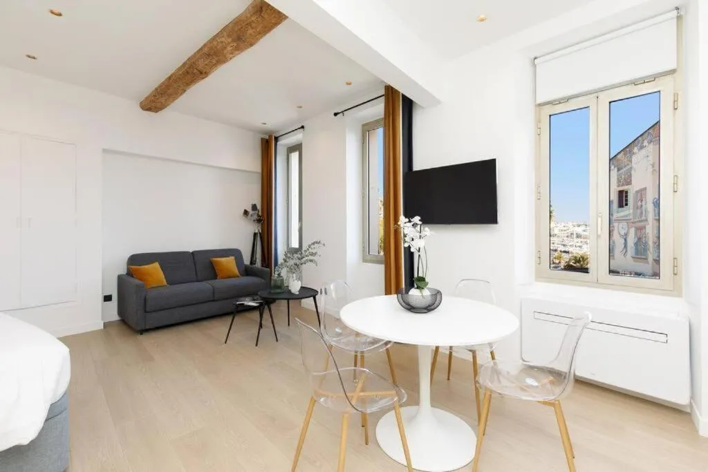 Image 2 of Appartement 33 m2 comme une junior suite – vue Port et Palais des festivals