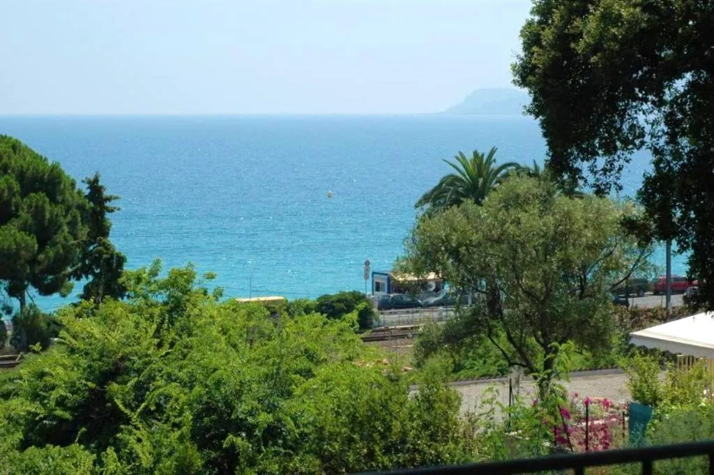 Image of Appartement moderne à Cannes avec vue sur mer et montagne – 85 m²