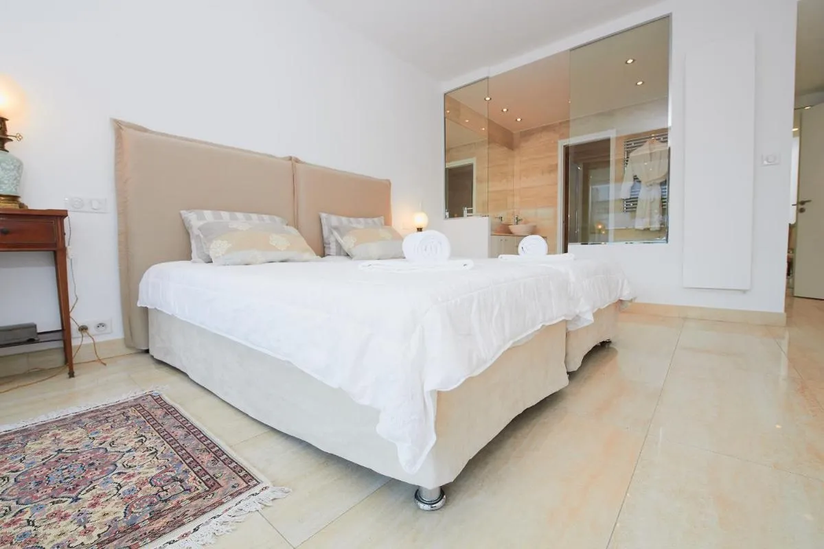 Image 1 of Appartement privé vue mer Cannes centre Gray d’Albion