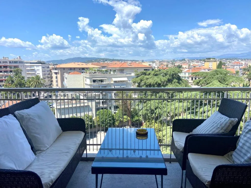 Image of Belle terrasse près du Martinez et des plages!