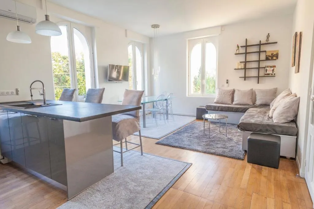 Image of CLOSE CROISETTE-MODERN-A/C-CONGRESS-BEACHES