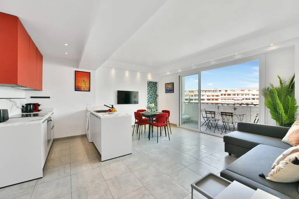 Image 1 of CROISETTE BEACH – Modern 2 Bdrs Best Location!