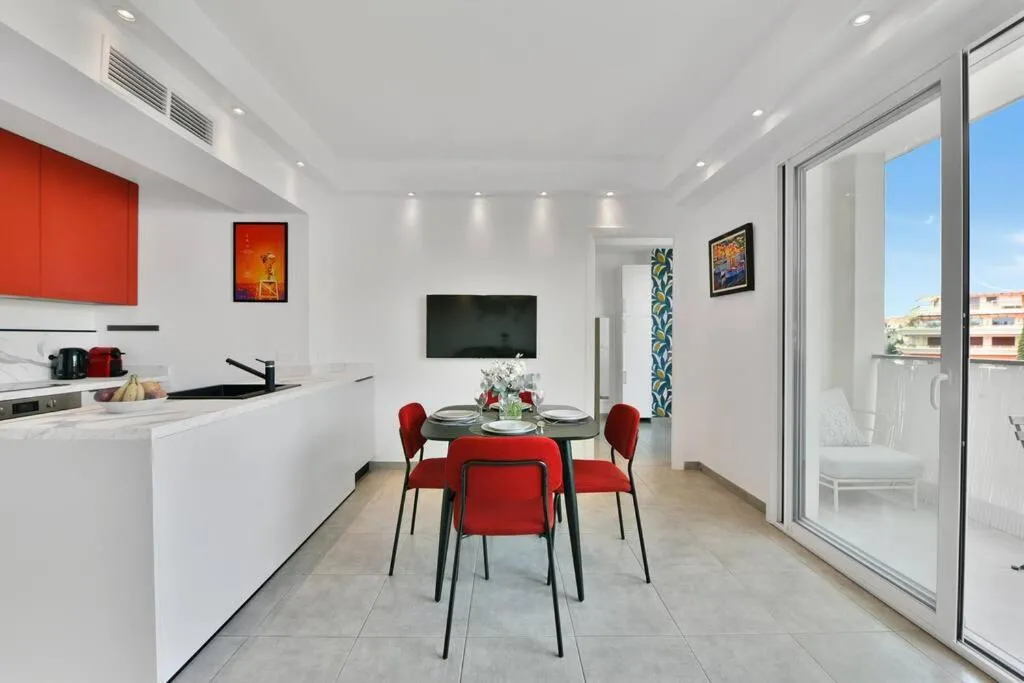 Image 3 of CROISETTE BEACH – Modern 2 Bdrs Best Location!