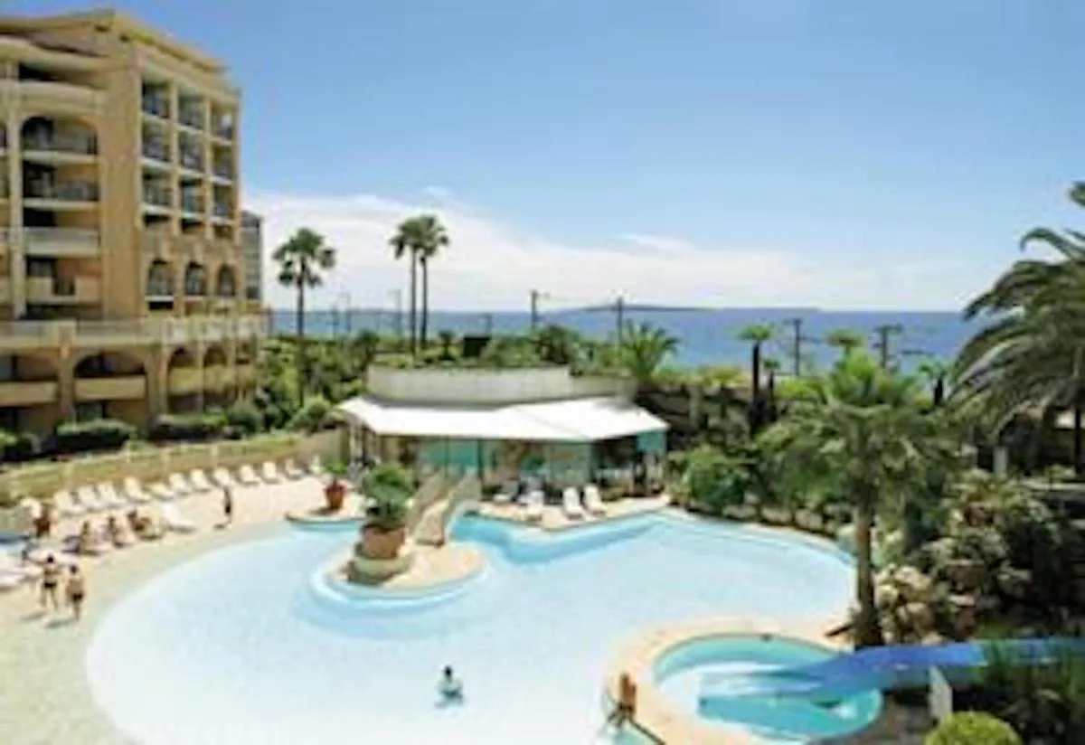 Image 2 of Cannes Front Beach Pools Apartment
