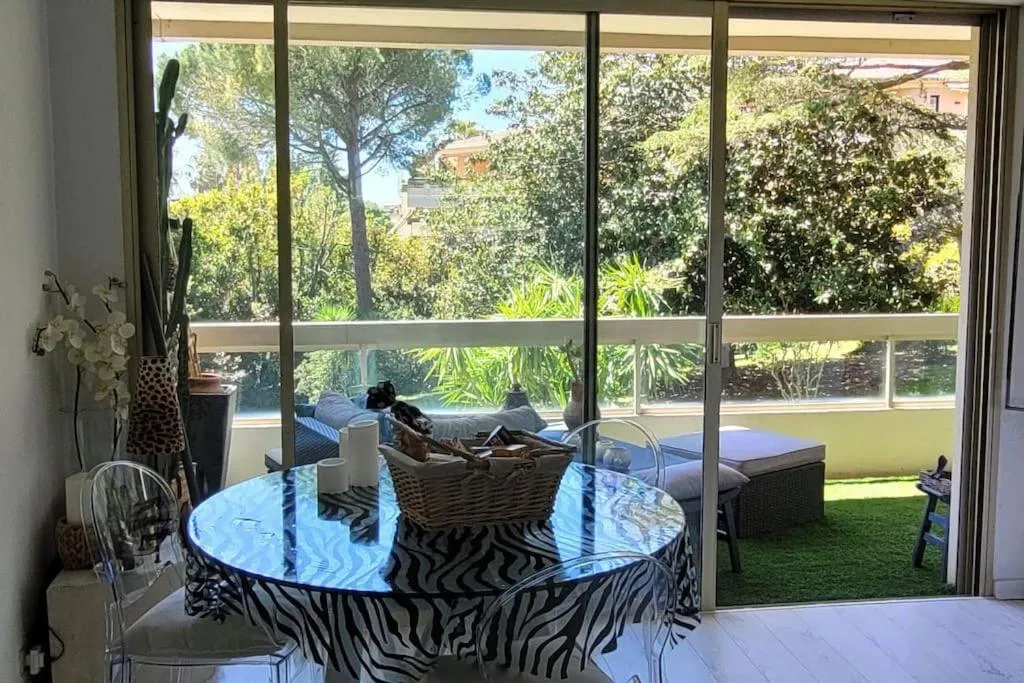 Image 2 of Cannes centre beau 2 pièces 50 M2 plus terrasse à 12 min plages et Palais au calme