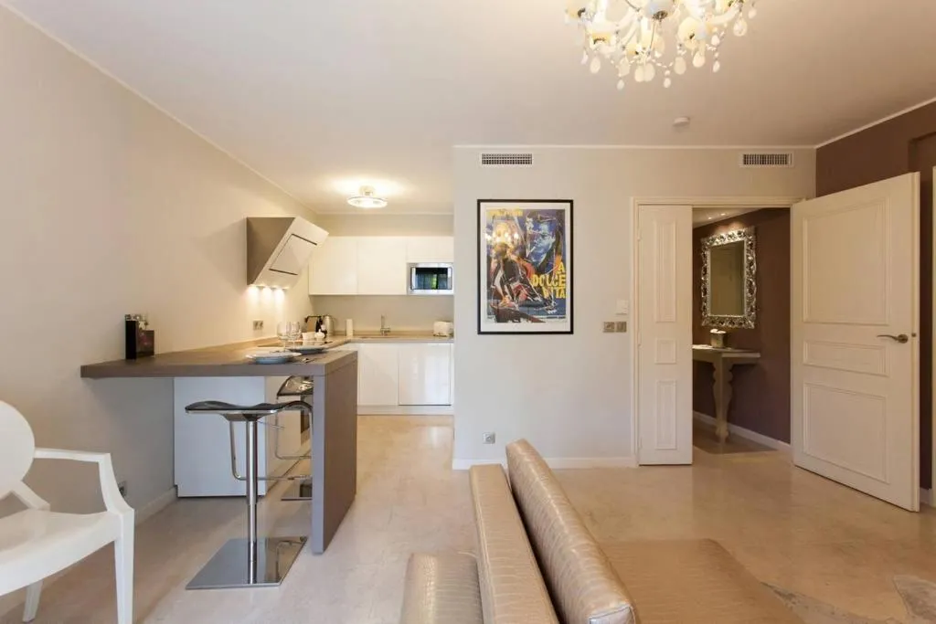 Image 3 of Carlton Riviera Apartment