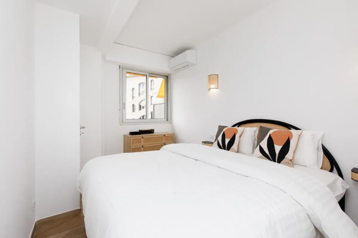 Image 1 of Carlton area lux 2 beds 2 baths