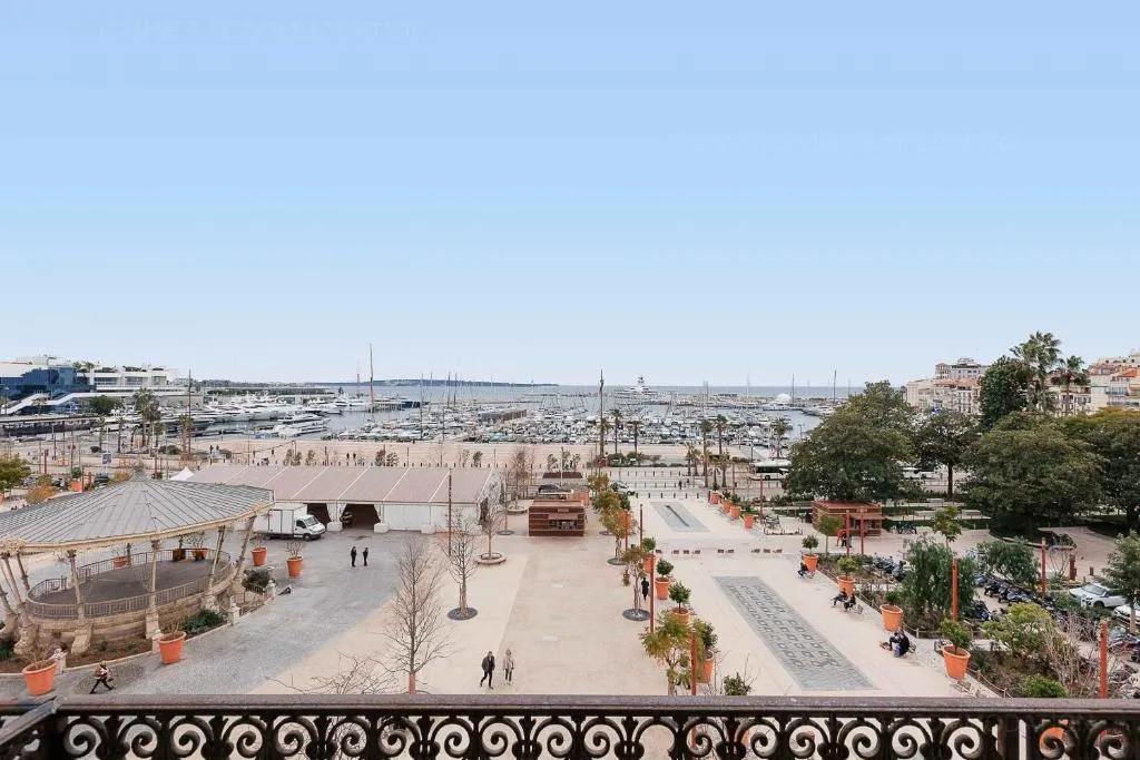 Image of Carrousel 4