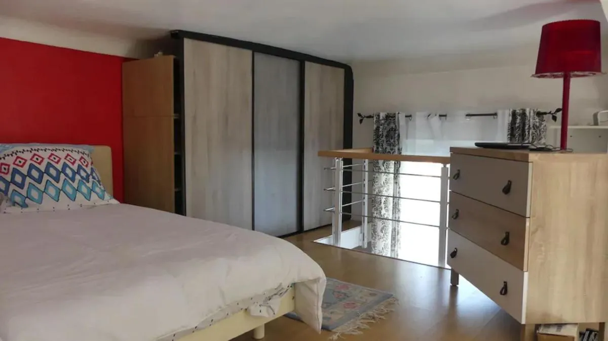 Image 1 of Charmant appartement dans villa avec parc