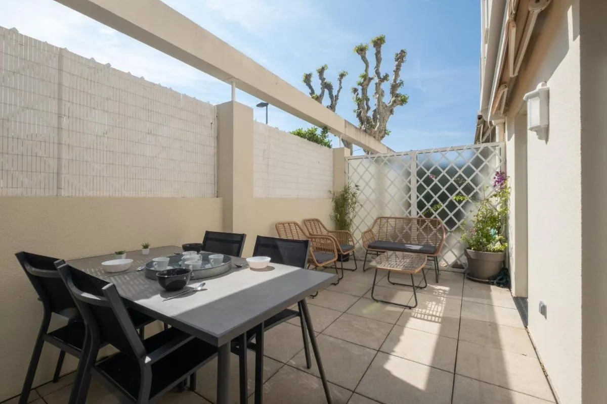 Image 1 of Comfy apartment with residential swimming pool