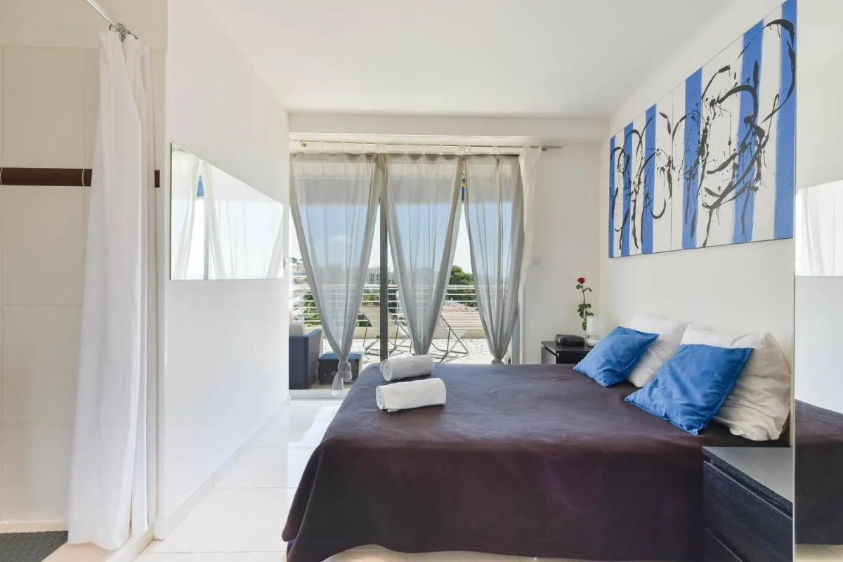 Image 2 of Cozy top-floor 2-Br apartment terrace and sea view