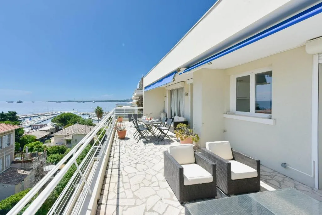 Image of Cozy top-floor 2-Br apartment terrace and sea view