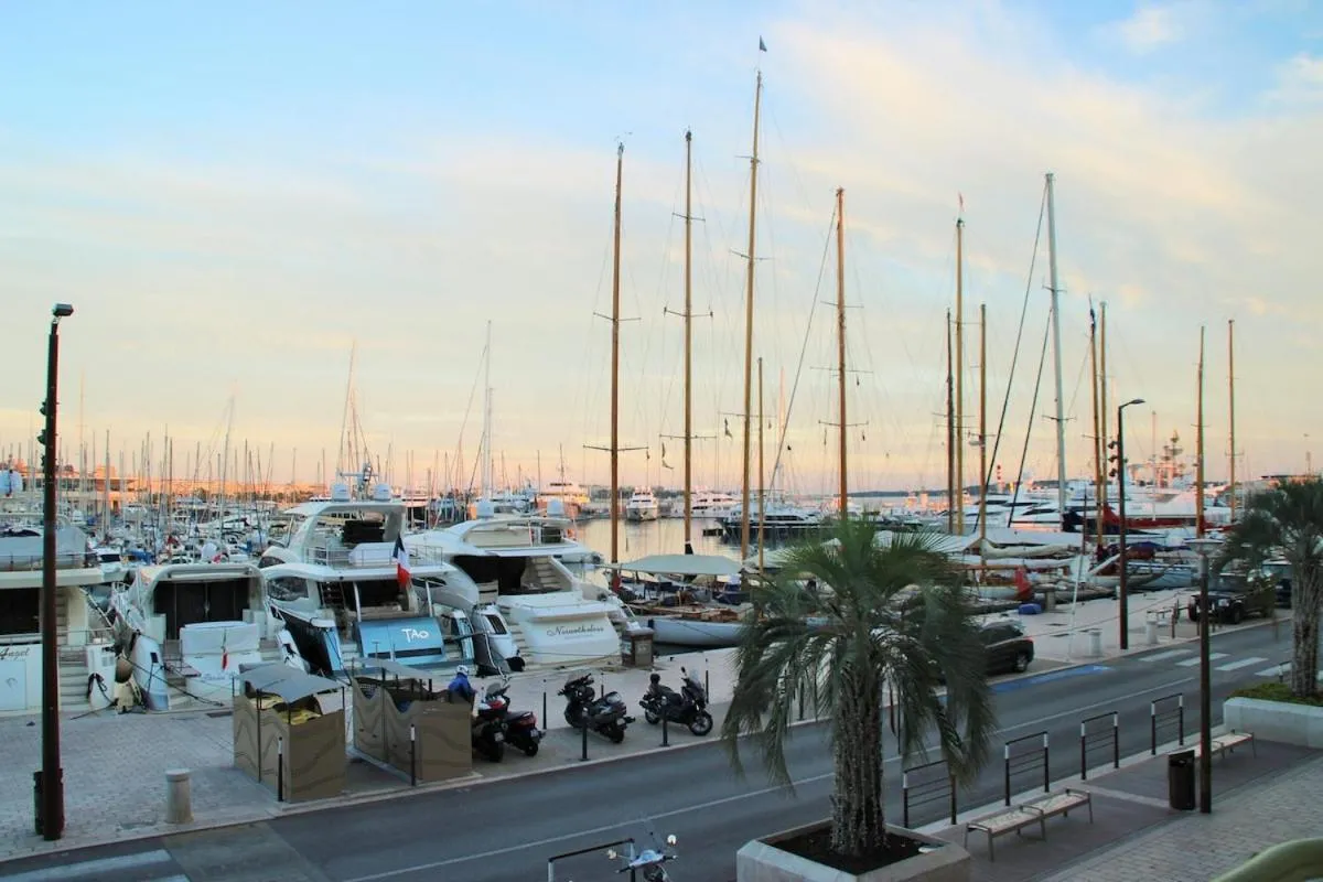 Image 5 of Fully AC, Port-view, 2 min beach and Palais