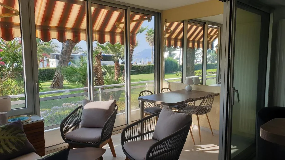 Image 1 of Garden and beach sea view apartment Cannes