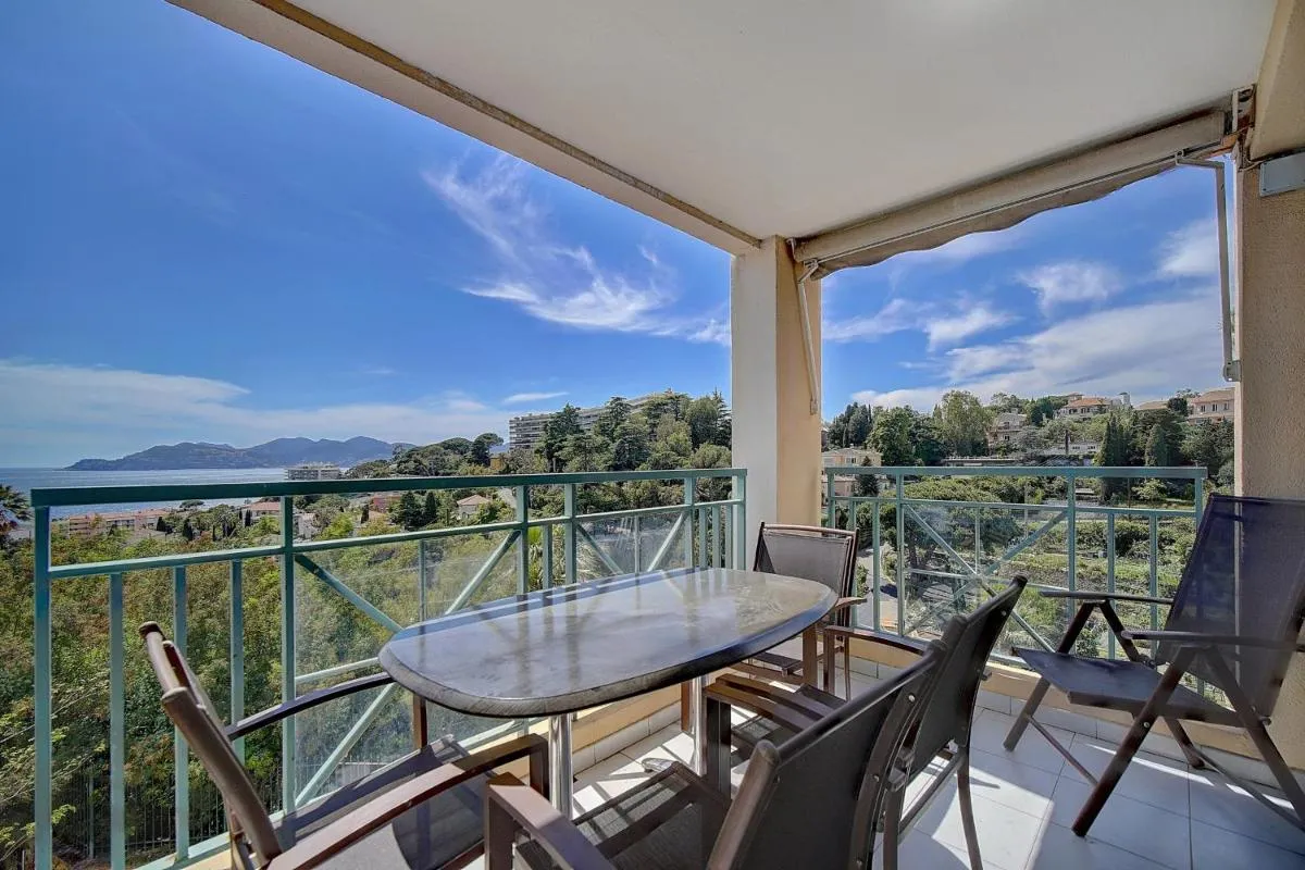 Image 2 of IMMOGROOM – 2 Rooms – Renovated – Pool – Parking – Air conditioning –