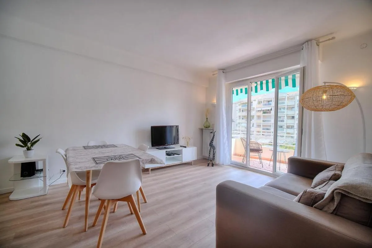 Image 1 of IMMOGROOM – Spacious 3-room apartment – Garage – Terrace – Air conditioning