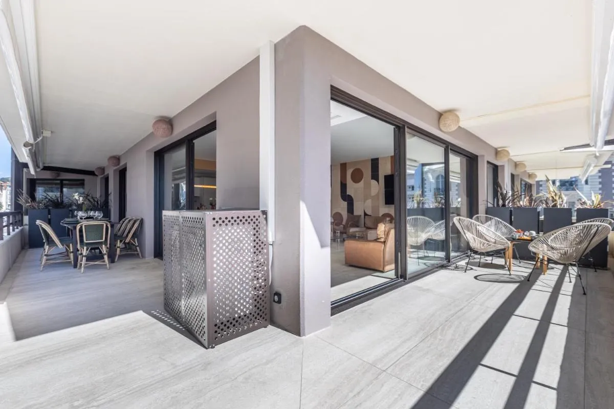 Image 3 of LB Vacation Rentals I A short Stroll to Palais, Beach, Terrace & Seaview
