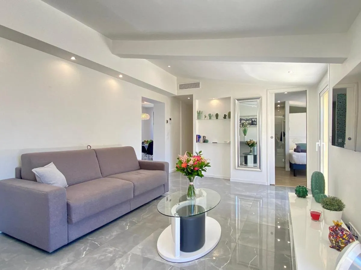 Image 4 of Luxury “Les Toits du Soleil” – Magnifique appartement avec terrasses et jacuzzi – Centre de cannes – By SCLS Locations