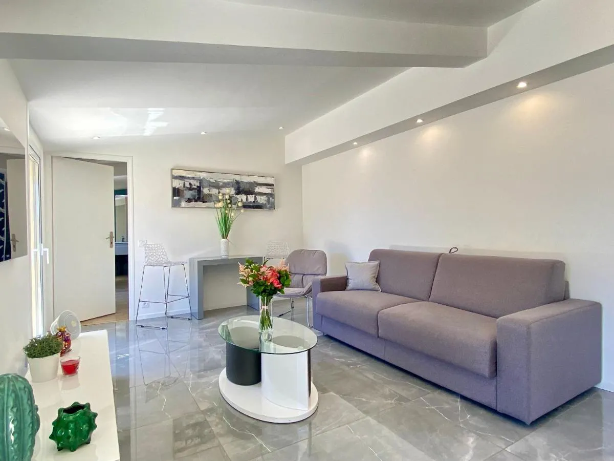 Image 3 of Luxury “Les Toits du Soleil” – Magnifique appartement avec terrasses et jacuzzi – Centre de cannes – By SCLS Locations