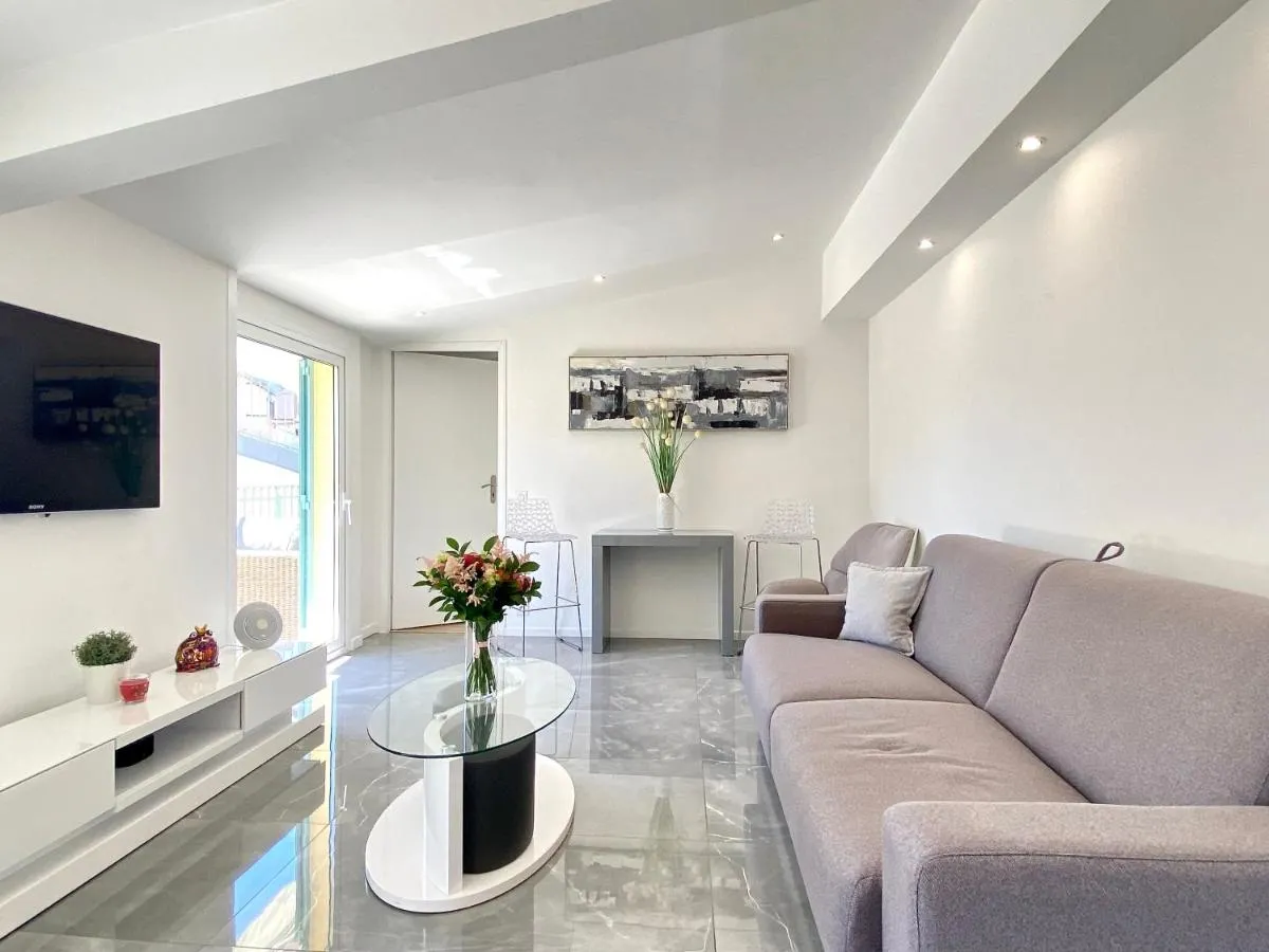 Image 2 of Luxury “Les Toits du Soleil” – Magnifique appartement avec terrasses et jacuzzi – Centre de cannes – By SCLS Locations