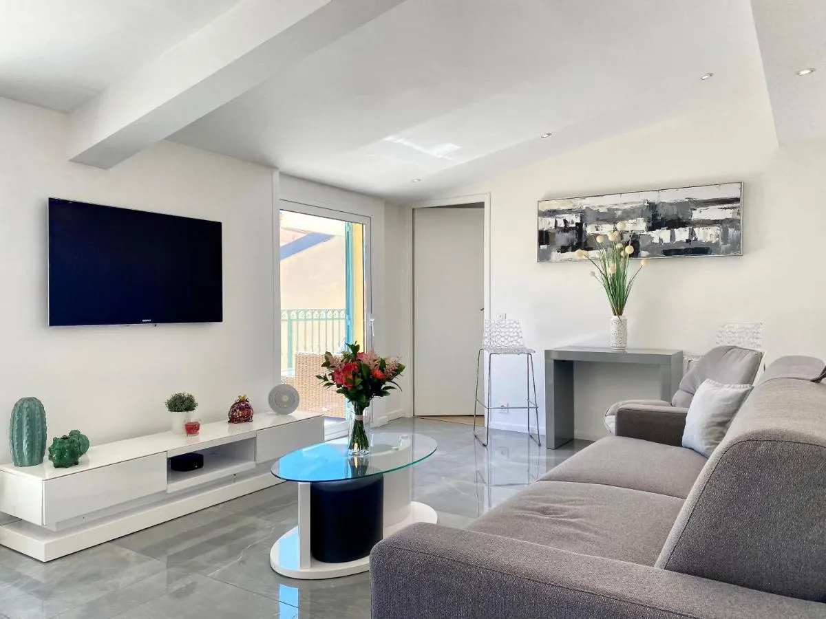 Image 1 of Luxury “Les Toits du Soleil” – Magnifique appartement avec terrasses et jacuzzi – Centre de cannes – By SCLS Locations