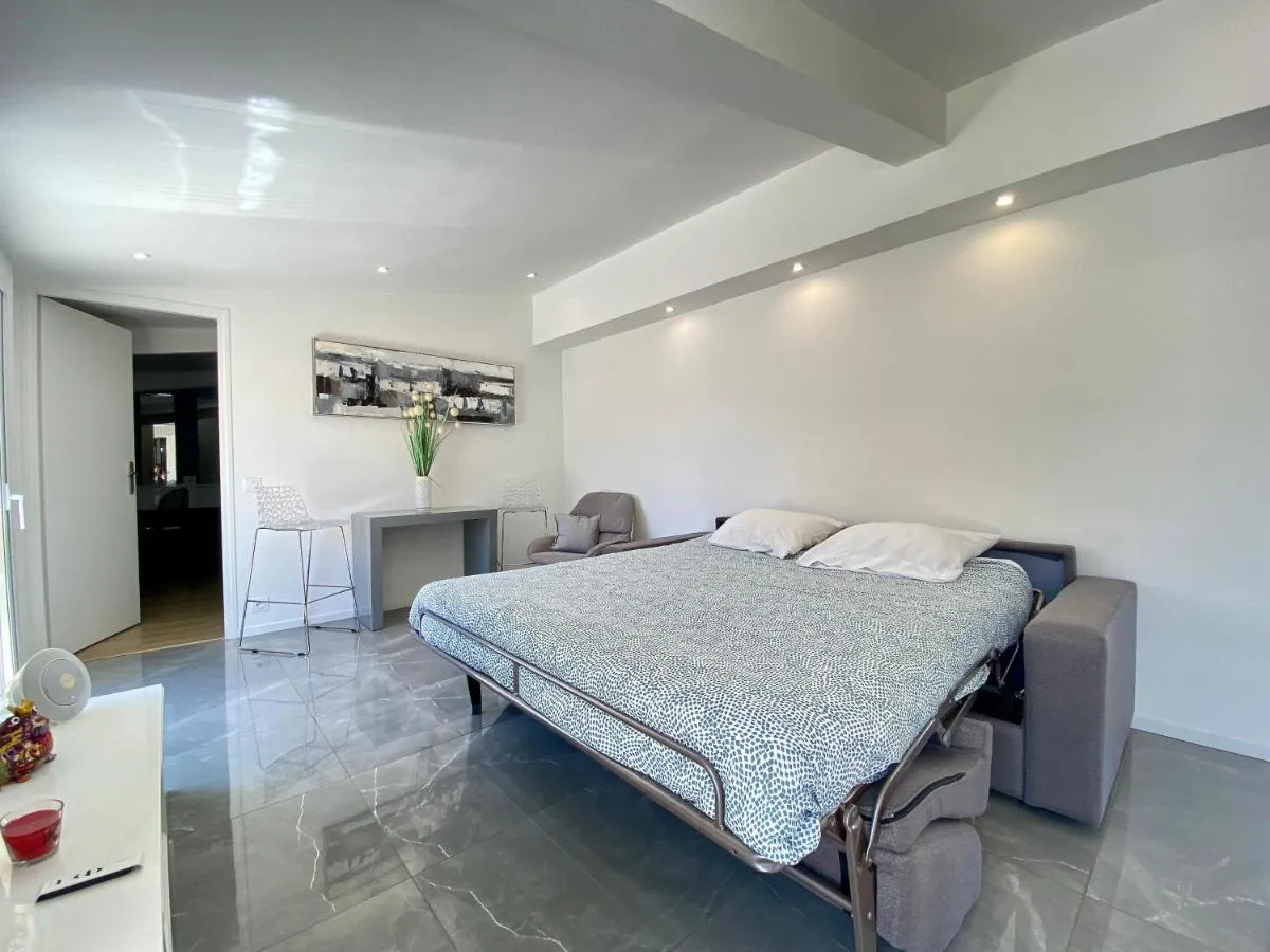 Image 6 of Luxury “Les Toits du Soleil” – Magnifique appartement avec terrasses et jacuzzi – Centre de cannes – By SCLS Locations