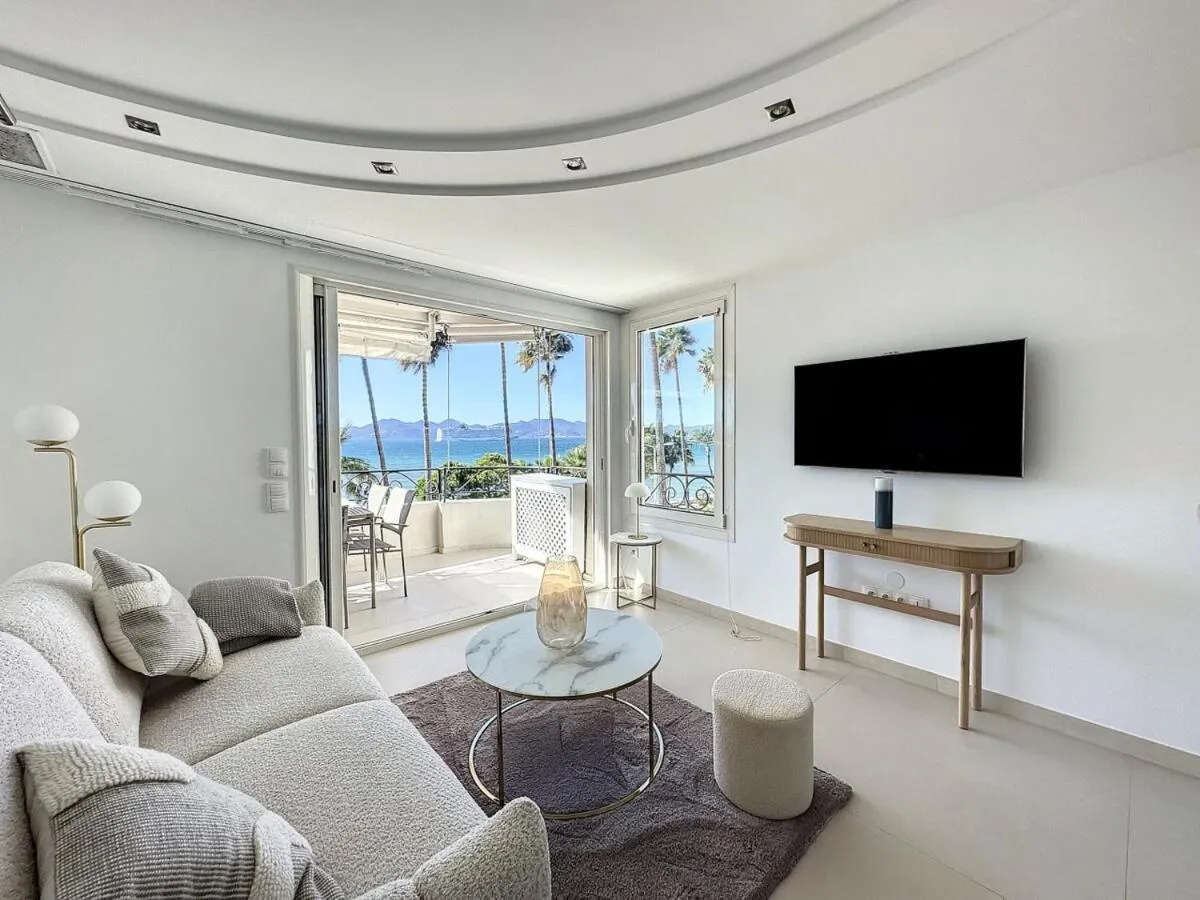 Image 4 of Modern 2-Bedroom Stunning Sea View on La Croisette